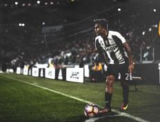 开云APP-F1新赛季揭幕战背后的暗流，阿尔及利亚击倒勒沃库森的启示