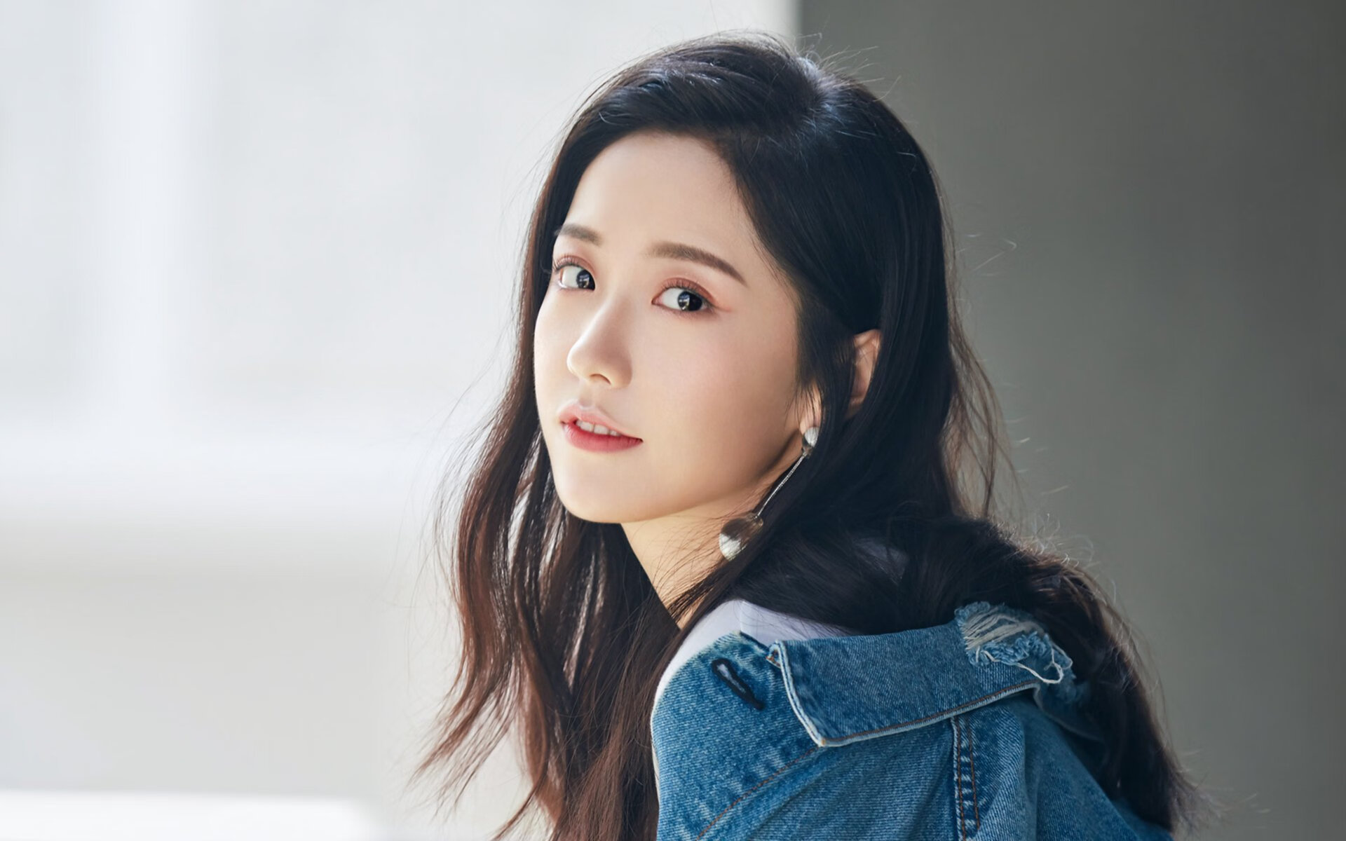 开云体育登录-格列兹曼个人能力尽显锋芒,波兰正面击溃土耳其展现实力—足球赛场上的双重奏